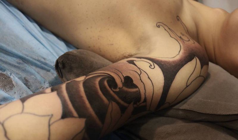 水浪  荷花 花臂纹身图片_原创静物国画传统手臂腿部胸部背部成品纹身图案