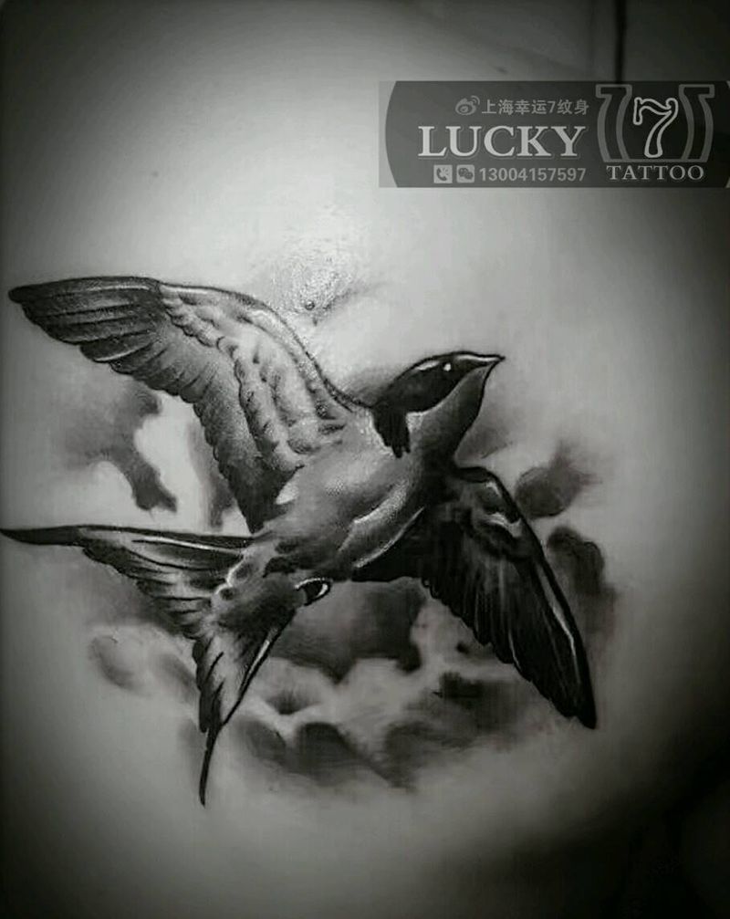 燕子|幸运7纹身纹身图片_背部写实动物黑灰成品纹身图案