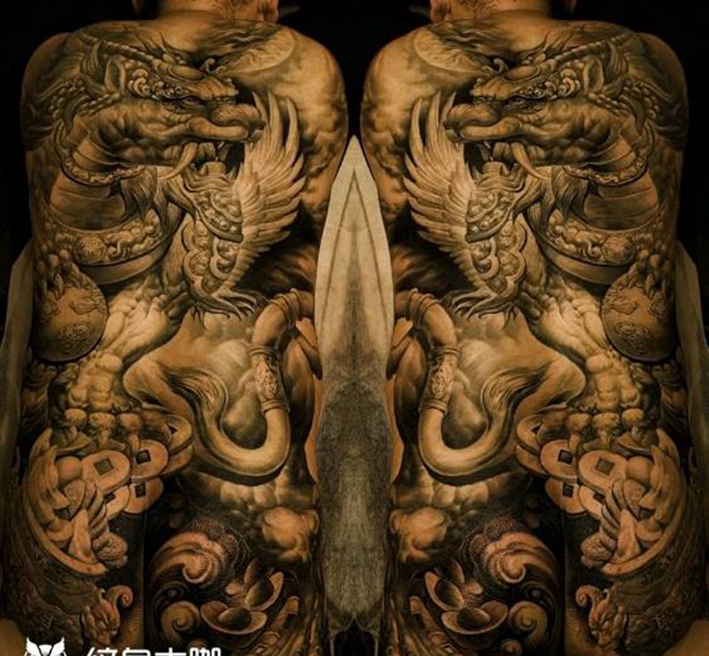 满背招财貔貅纹身图片_背部欧美写实新传统貔貅满背招财纹身图案