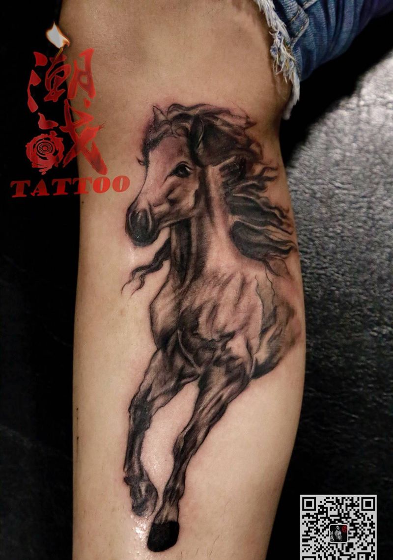 策马奔腾纹身图片_成品腿部写实动物纹身图案