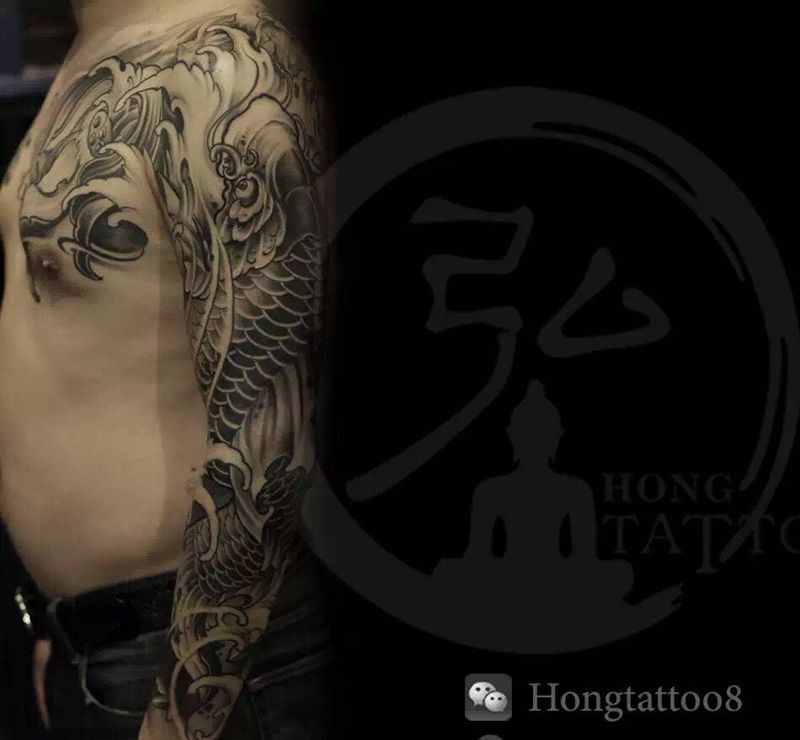 黑灰鲤鱼花臂纹身图片