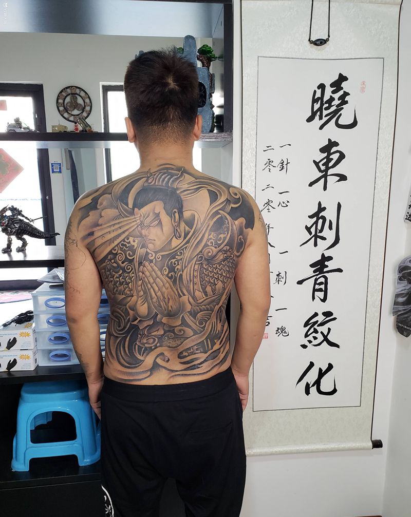 满背二郎神纹身图片_背部新传统二郎神纹身图案