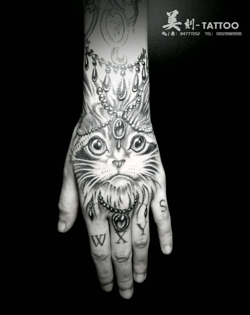 猫咪纹身图片_手部欧美动物成品纹身图案