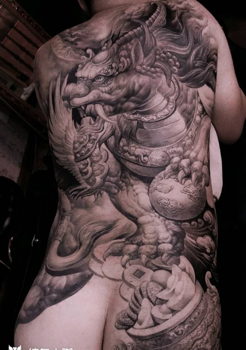 神兽招财貔貅纹身图片_背部新传统招财貔貅黑灰纹身图案