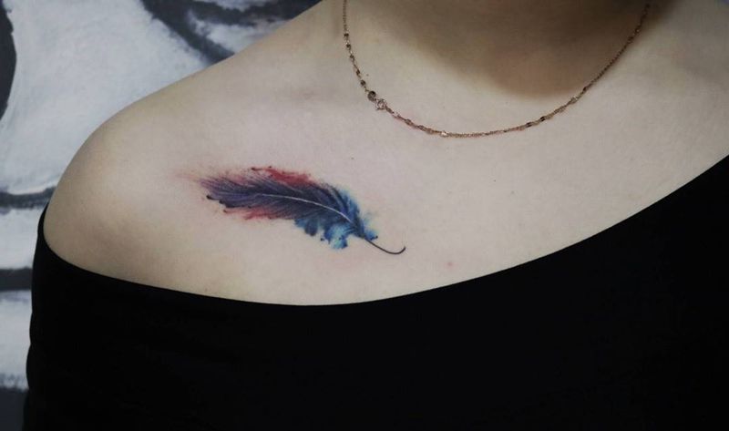 水彩羽毛纹身图片_动物静物清新国画肩部成品纹身图案