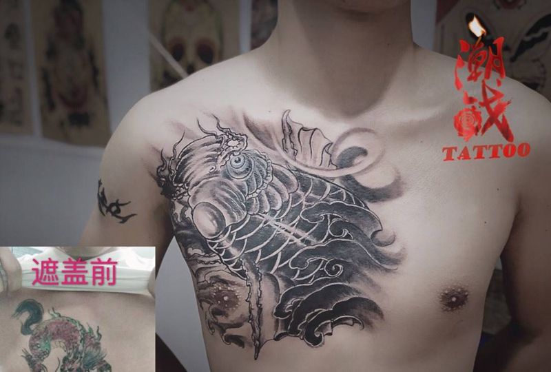 纹身遮盖纹身图片_成品胸部传统动物遮盖鲤鱼纹身图案