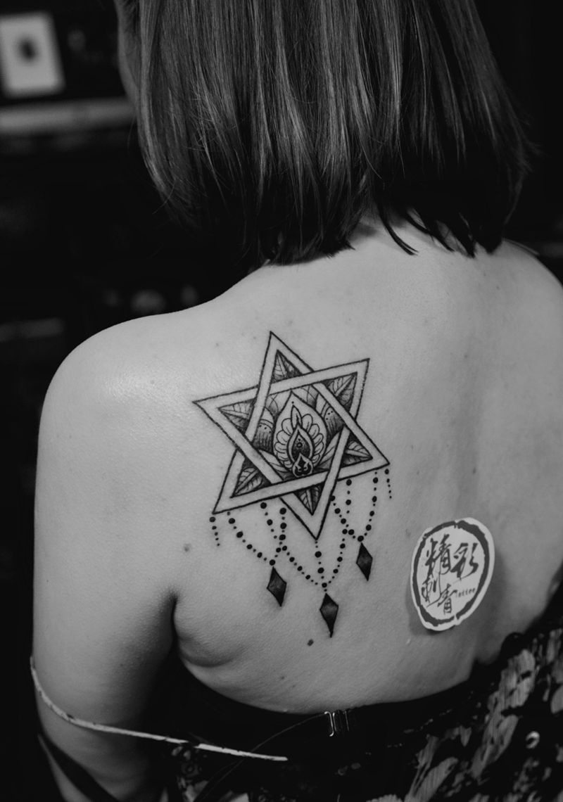 曼陀罗花盘纹身图片_欧美背部清新几何原创成品纹身图案