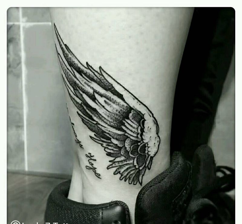 翅膀|幸运7纹身纹身图片_腿部欧美原创黑灰成品纹身图案