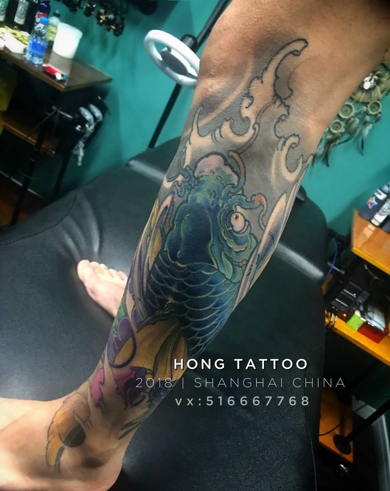 鲤鱼荷花包小腿 ／ work：弘明纹身图片