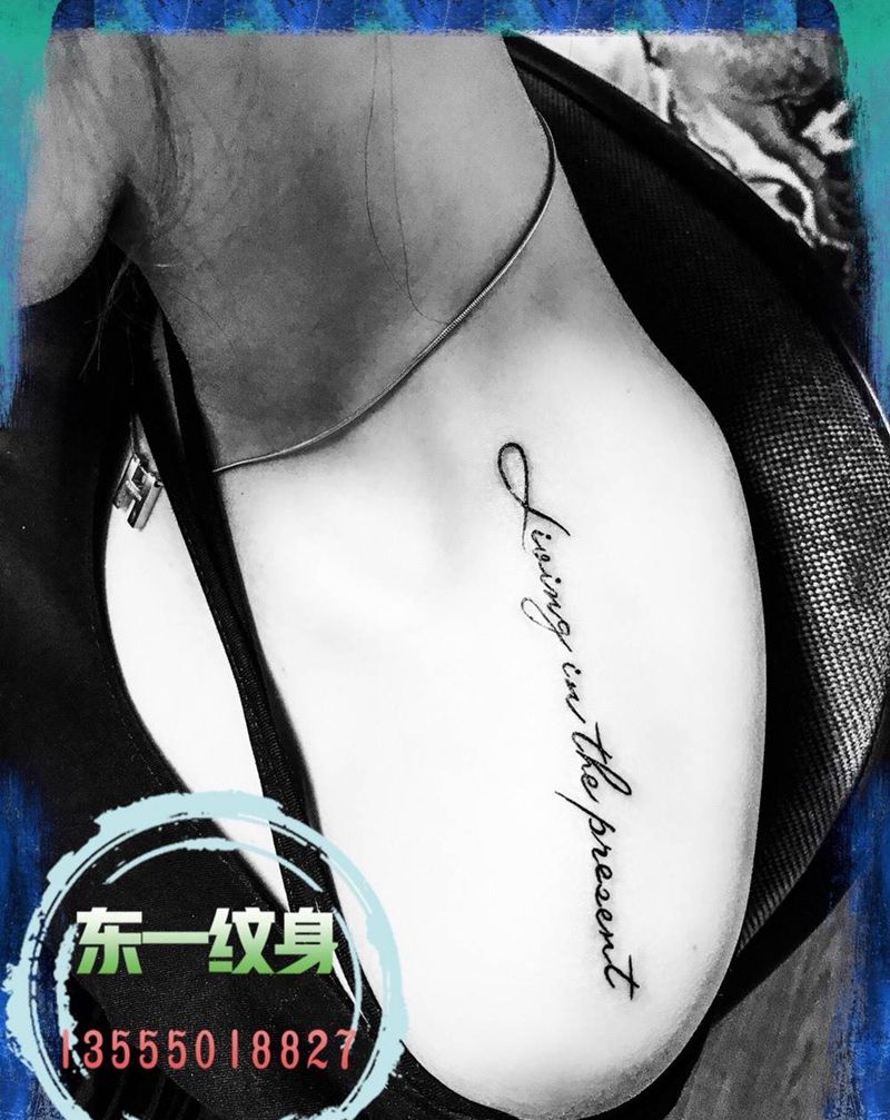 女生肩膀上英文纹身图片