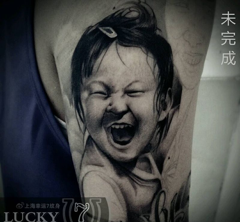 写实|肖像|幸运7纹身纹身图片_手臂肖像写实人物黑灰成品纹身图案
