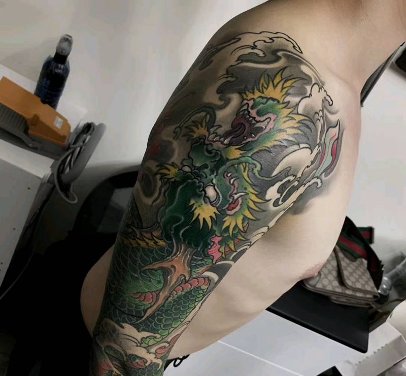 花臂龙纹身图片_手臂老传统纹身图案