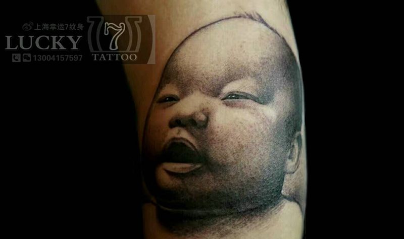 人物肖像|幸运7纹身纹身图片_手臂肖像人物黑灰成品纹身图案