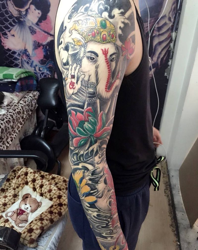 彩色象神鲤鱼花臂纹身图片