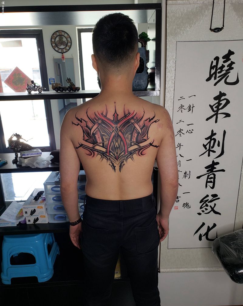 暗黑风格代表（天蝎座）纹身图片_背部欧美写实花体字纹身图案