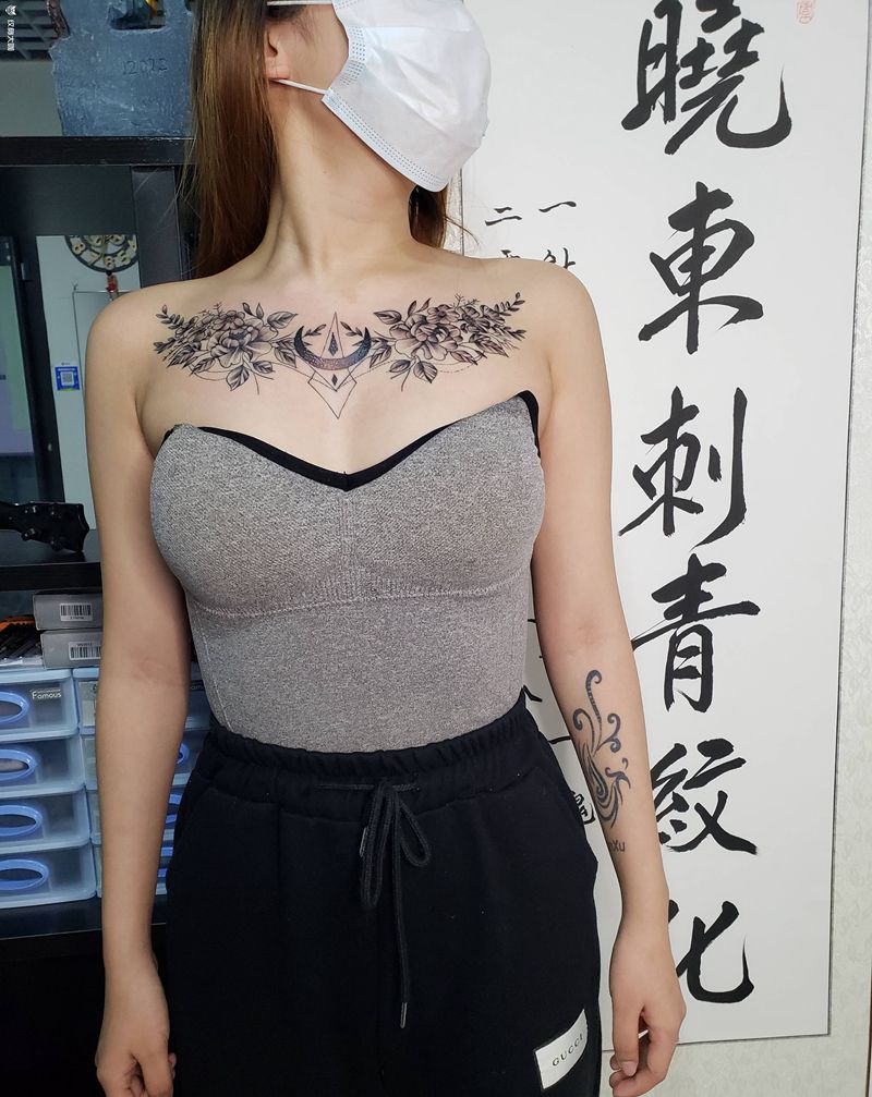 美女花胸纹身图片_胸部点刺纹身图案