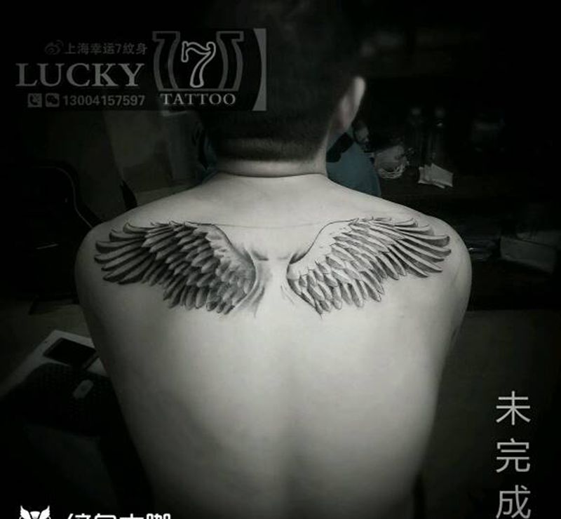 翅膀|幸运7纹身纹身图片_背部黑灰成品纹身图案