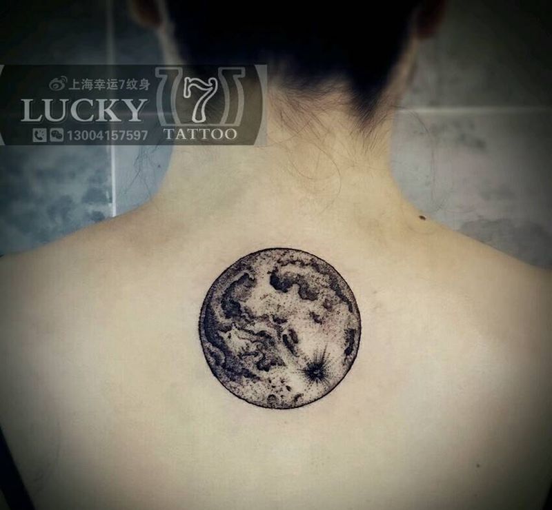 地球纹身纹身图片_背部清新点刺成品纹身图案