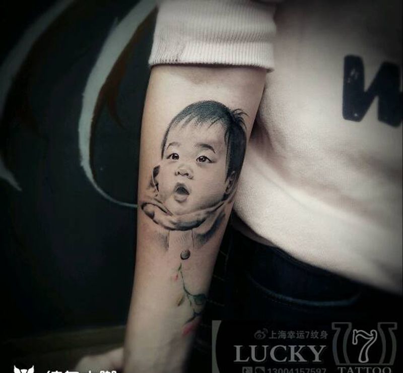 肖像|幸运7纹身纹身图片_手臂肖像写实人物黑灰成品纹身图案