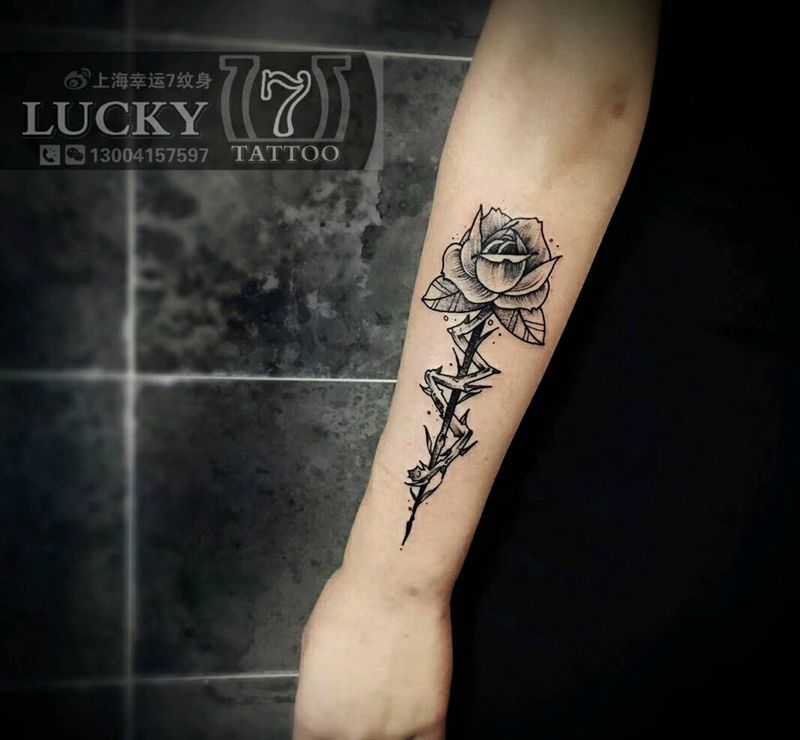 玫瑰|幸运7纹身纹身图片_手臂清新植物成品纹身图案