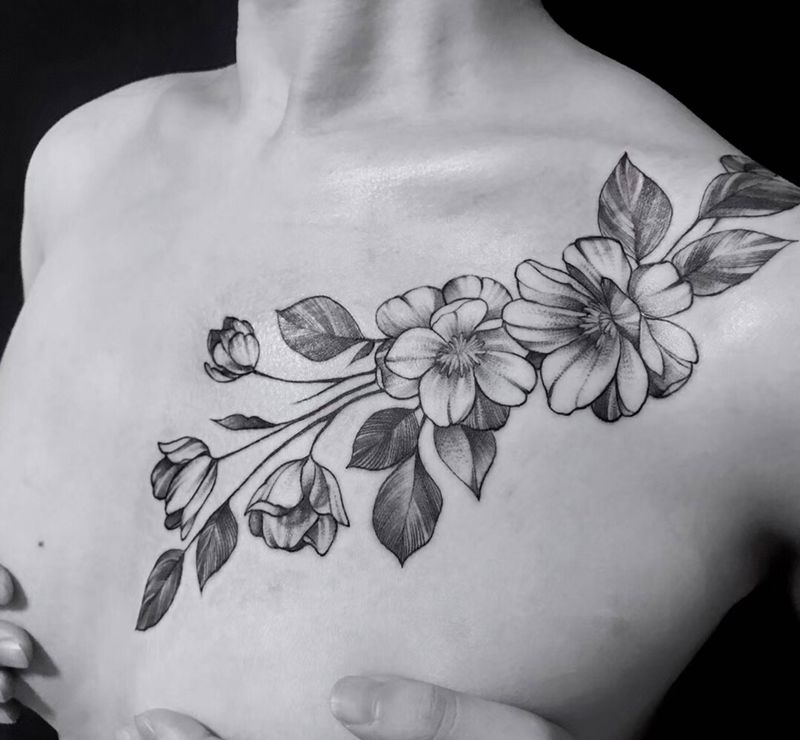 《素花》纹身图片_胸部点刺几何花纹身图案