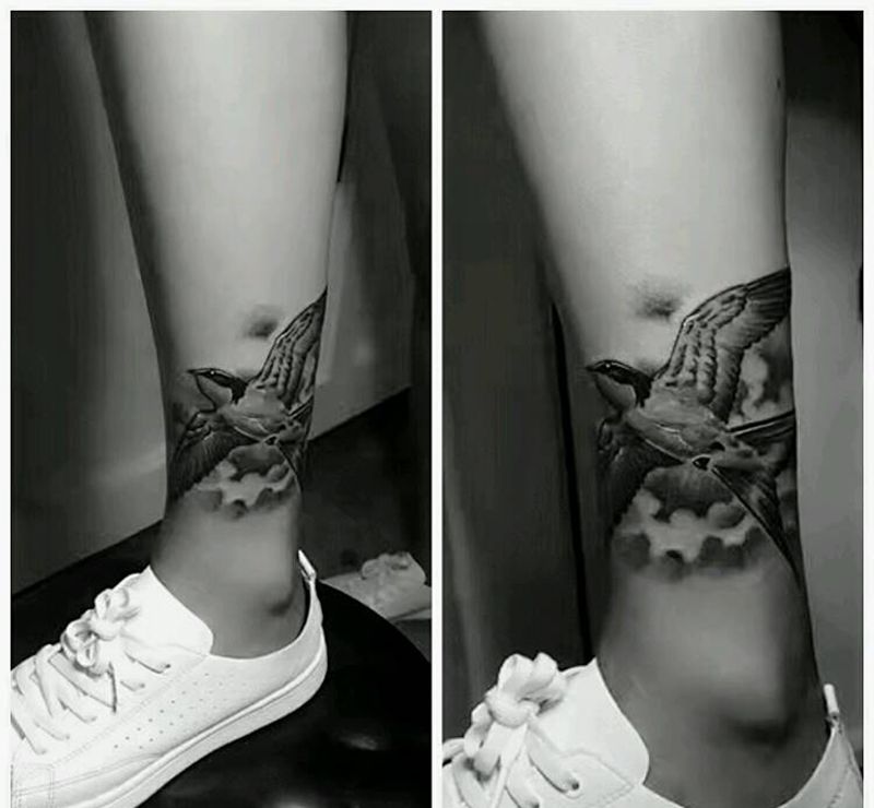 燕子|幸运7纹身纹身图片_腿部欧美动物原创黑灰成品纹身图案