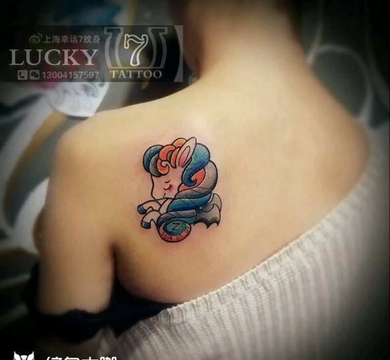 卡通|小马|幸运7纹身纹身图片_肩部背部彩色成品纹身图案