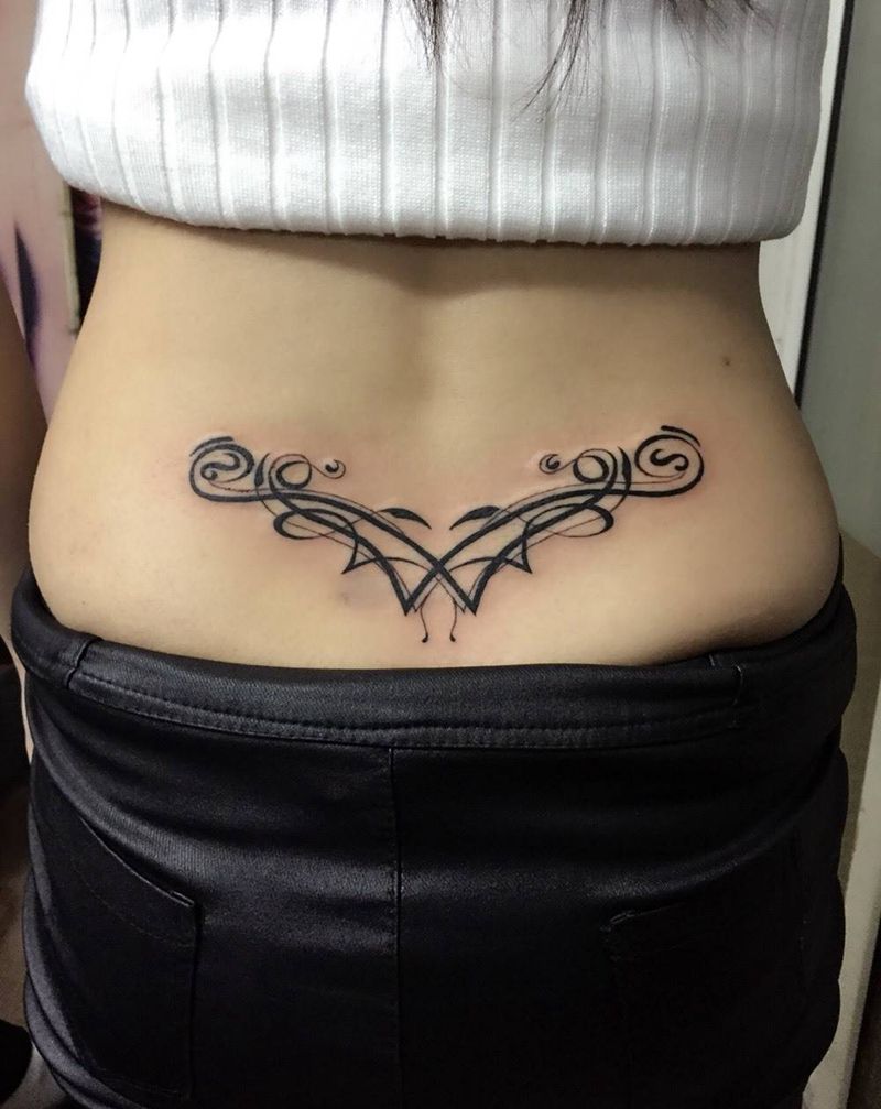 女生腰花图腾纹身图片