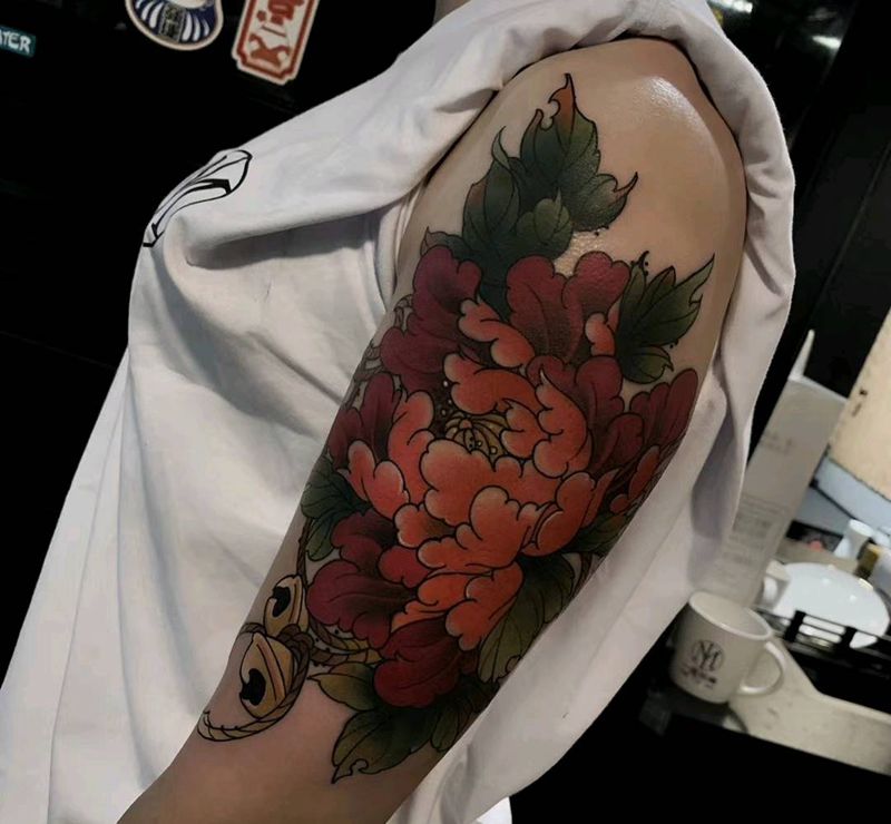牡丹 疤痕遮盖纹身图片_手臂新传统老传统纹身图案