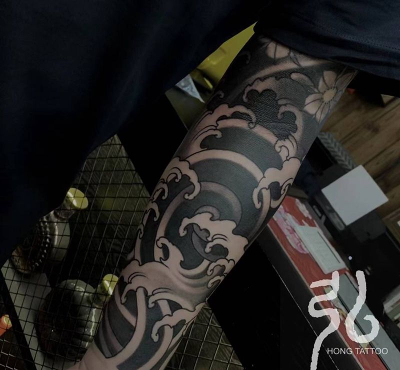 浪花臂纹身图片_手臂新传统老传统纹身图案