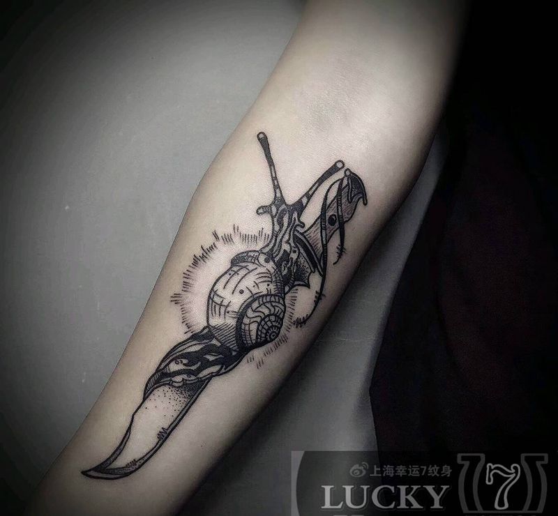 蜗牛|匕首|幸运7纹身纹身图片_手臂原创成品纹身图案