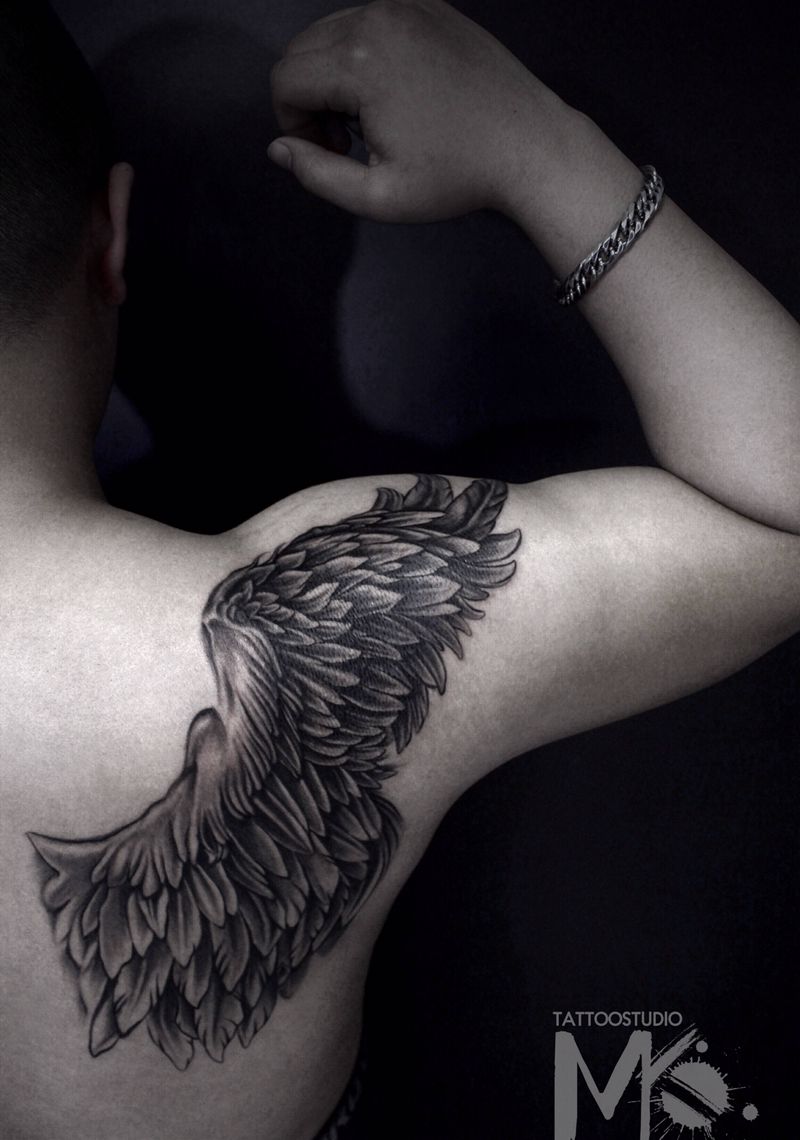 羽翼纹身图片_肩部背部欧美写实纹身图案