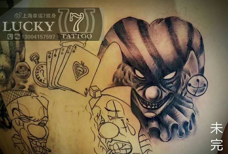 小丑|扑克|幸运7纹身纹身图片_背部欧美人物未完成纹身图案