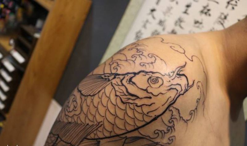 鱼线条纹身图片_手臂肩部新传统老传统纹身图案