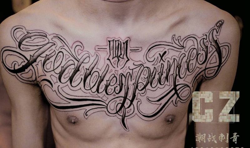 花胸纹身图片_胸部花体字纹身图案