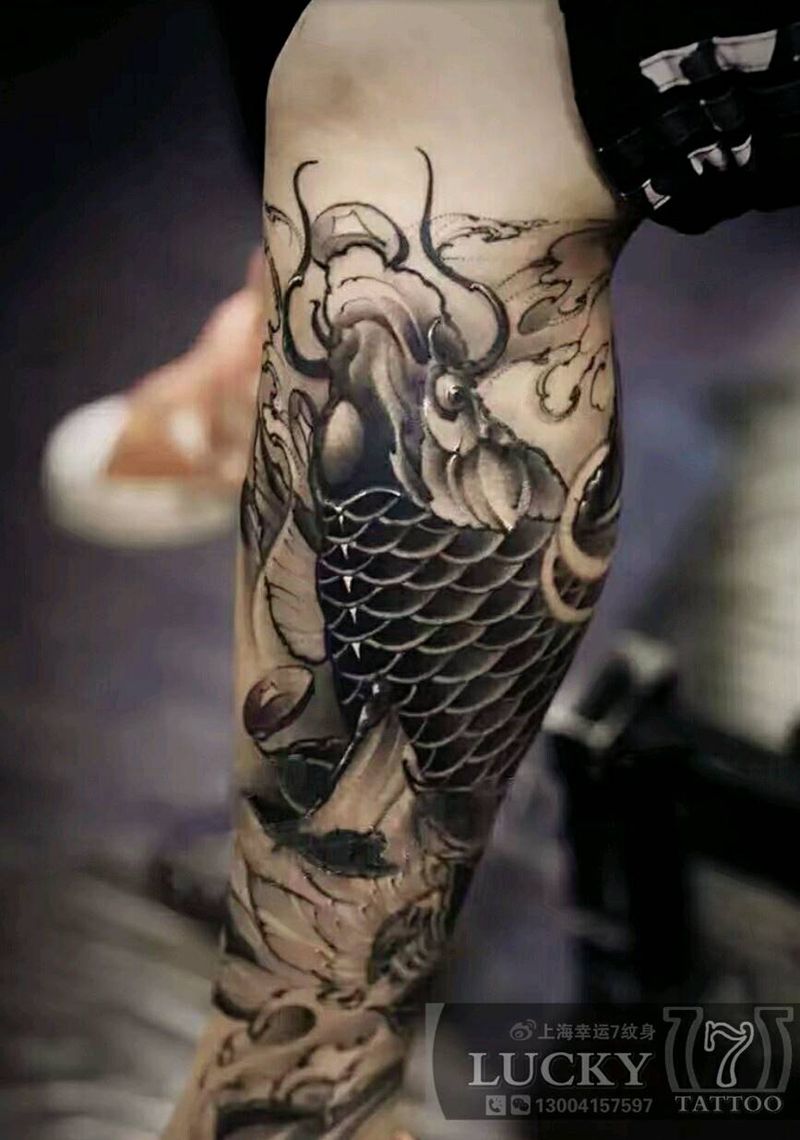 传统|鲤鱼|幸运7纹身纹身图片_腿部传统动物原创黑灰成品纹身图案