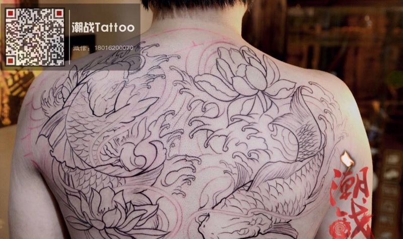 鲤鱼勾线纹身图片_背部传统清新鲤鱼动物静物纹身图案