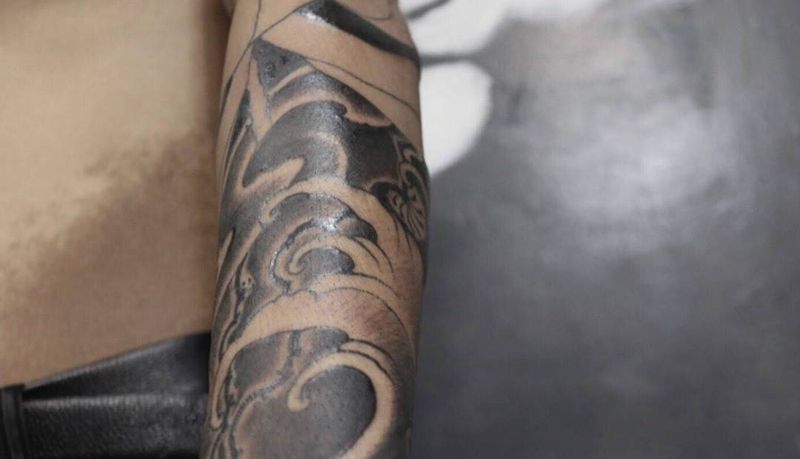 浪花  荷花纹身图片_植物传统手臂成品纹身图案