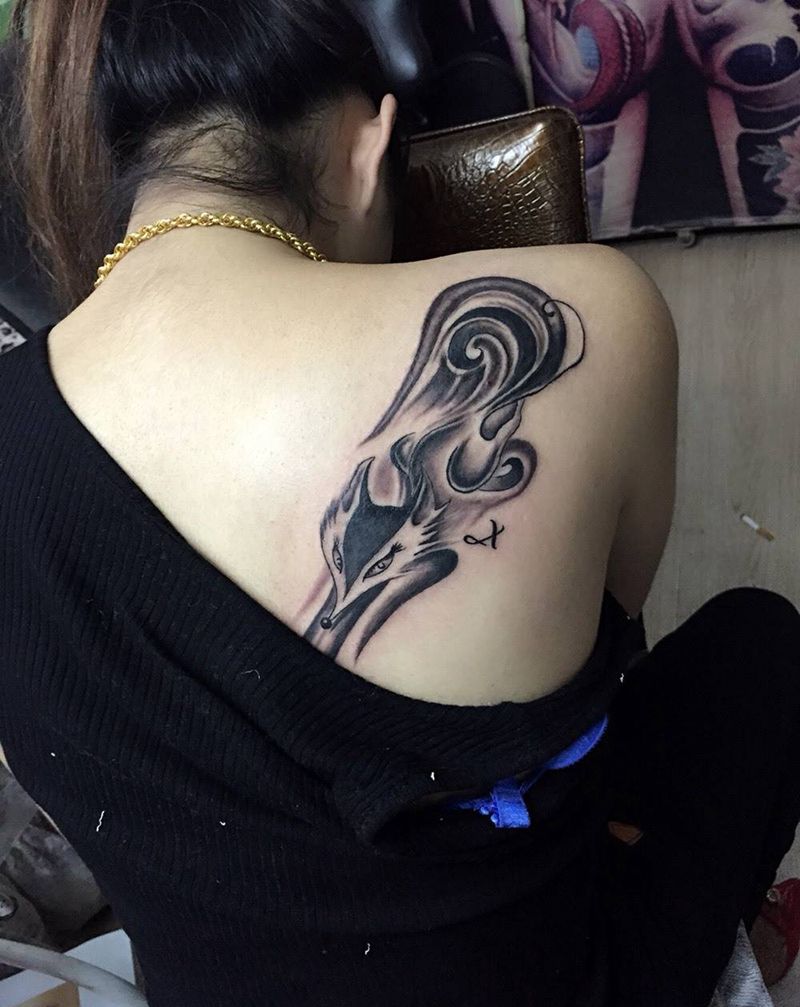 女生肩膀小狐狸纹身纹身图片