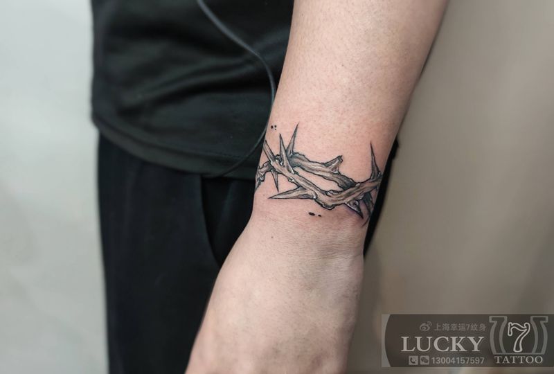 荆棘臂环|幸运7纹身纹身图片_点刺手腕暗黑纹身图案