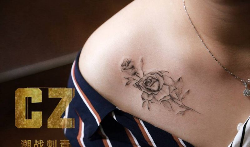 素雅纹身图片_肩部小清新花朵淡雅纹身图案