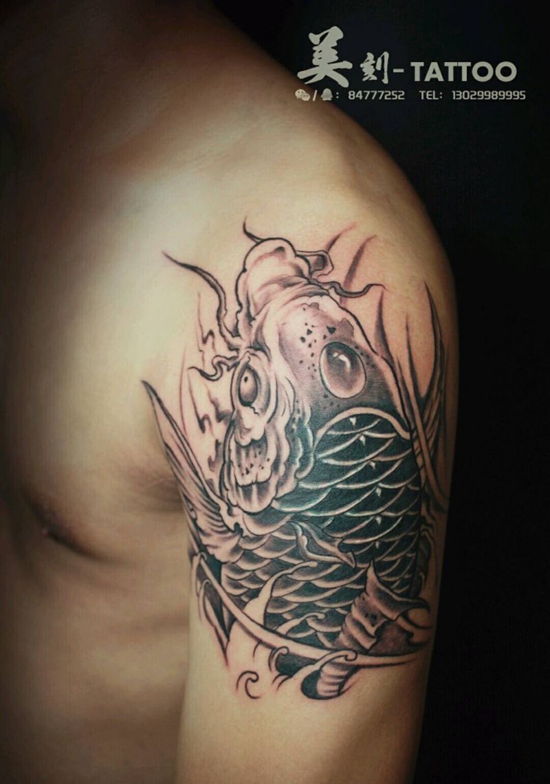 锦鲤遮盖纹身图片_肩部腹部传统习俗写实动物图腾成品纹身图案