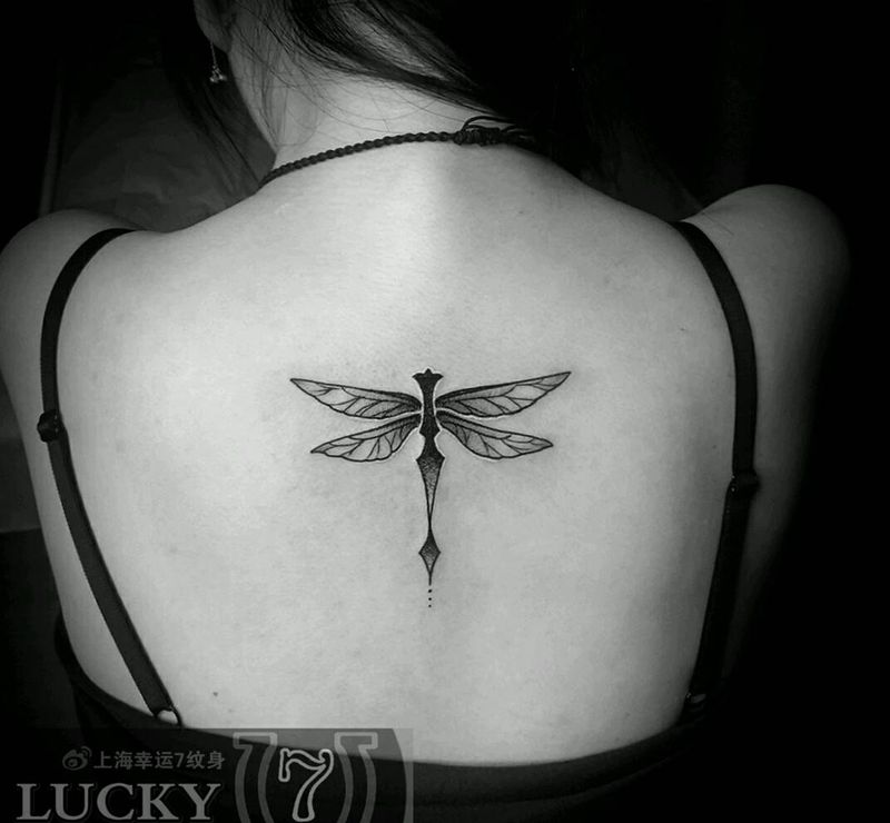 蜻蜓|幸运7纹身纹身图片_背部清新原创点刺成品纹身图案