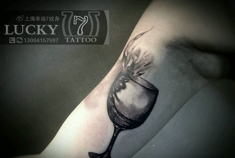 红酒杯|写实|幸运7纹身纹身图片_手臂写实黑灰成品纹身图案