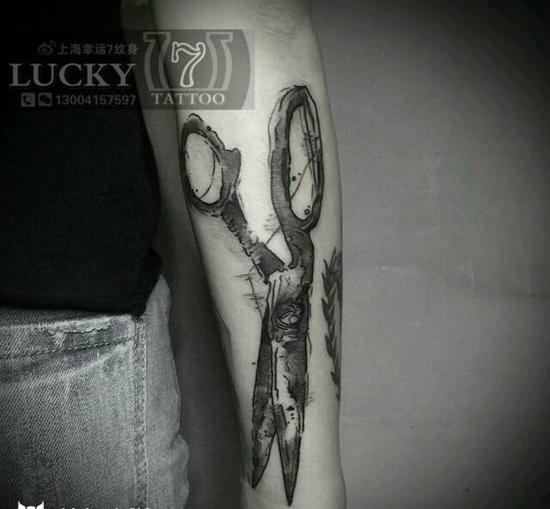 剪刀|幸运7纹身纹身图片_手臂原创水墨成品纹身图案