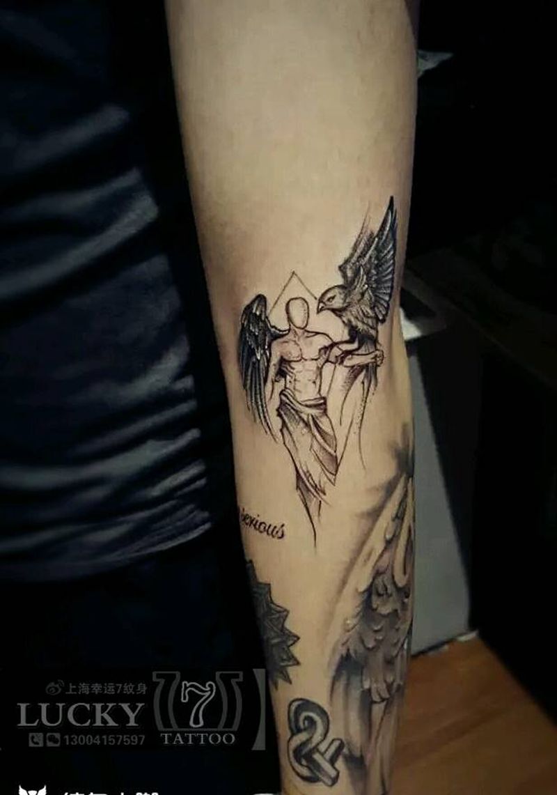 守护天使|幸运7纹身纹身图片_手臂欧美人物鬼神黑灰成品纹身图案