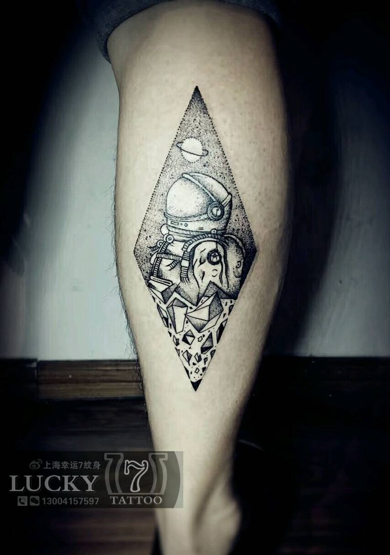 太空|宇航员|幸运7纹身纹身图片_腿部欧美人物点刺成品纹身图案