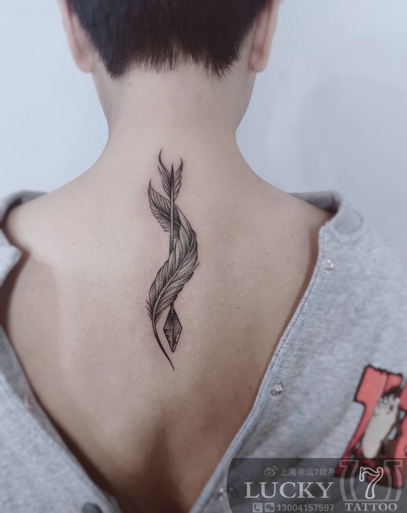 射手羽毛|幸运7纹身纹身图片_背部小清新纹身图案