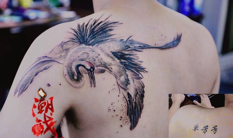 仙鹤遮盖纹身图片_背部新传统水墨鹤遮盖纹身图案