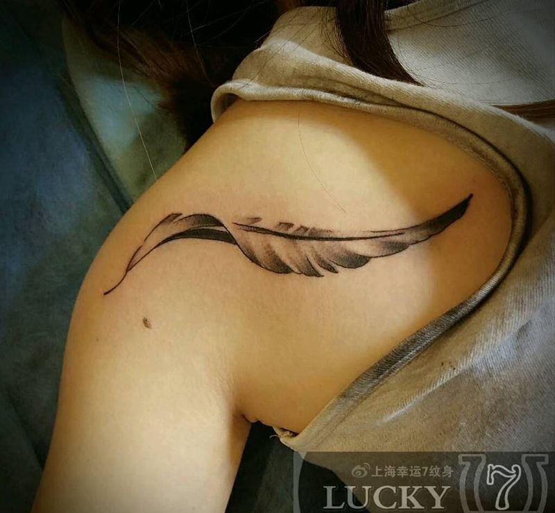 羽毛|幸运7纹身纹身图片_肩部背部清新黑灰成品纹身图案